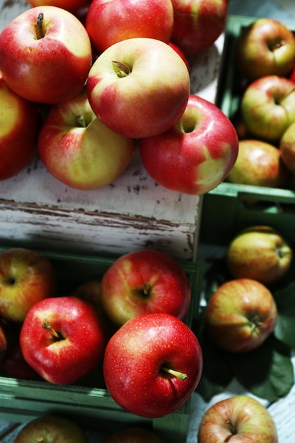 Saftige Äpfel in der Kastennahaufnahme