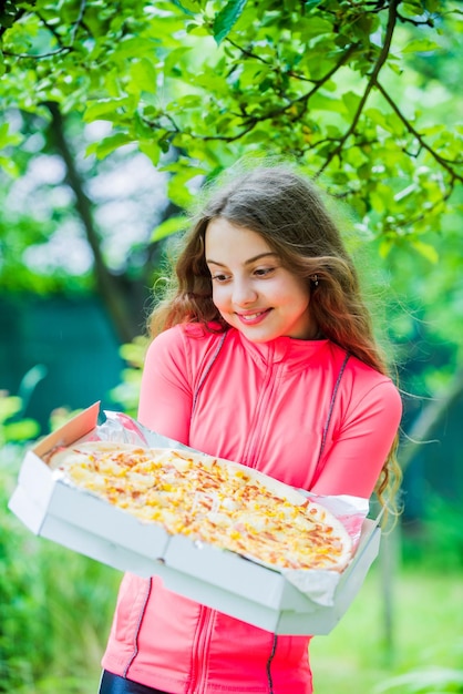 Saftige Pizza. ungesundes und gesundes Essen. glückliche Kindheit. Kind hungert. hungriges Kind wird italienische Pizza essen. Fast-Food-Konzept. Alles Gute zum Kindertag. kleines Mädchen, das Pizza isst. Pizzalieferdienst.