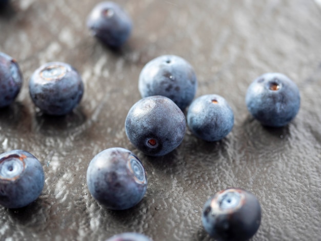 Saftige reife Blaubeeren auf einem strukturierten dunklen Hintergrund. Nahaufnahme, Beeren, edaa