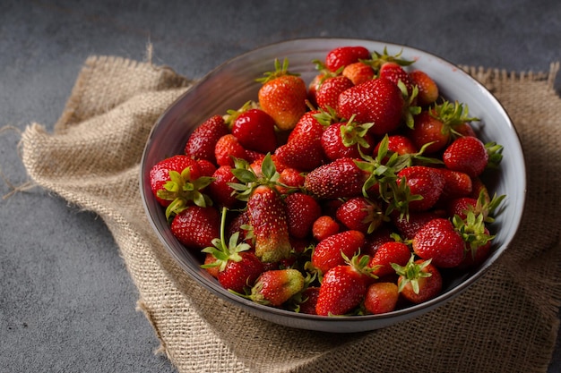 saftige reife Erdbeeren in einer großen grauen Schüssel