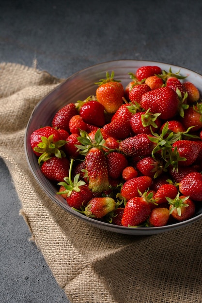 Foto saftige reife erdbeeren in einer großen schüssel