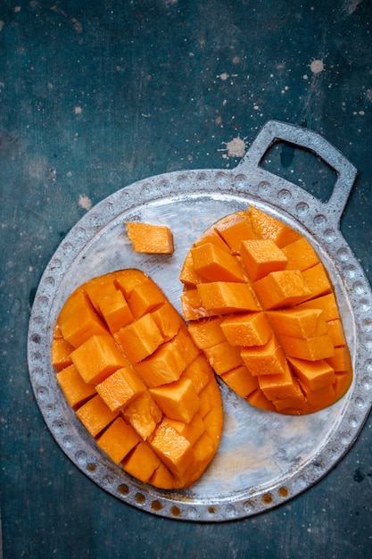 Saftige, reife Mango auf einem Teller