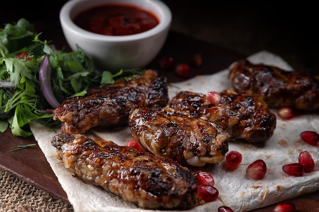 Saftige Rippchenspieße mit BBQ Sauce Kräutern und Lavash