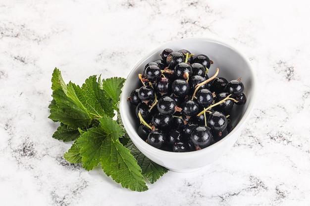 saftige schwarze Reisbeeren in der Schüssel