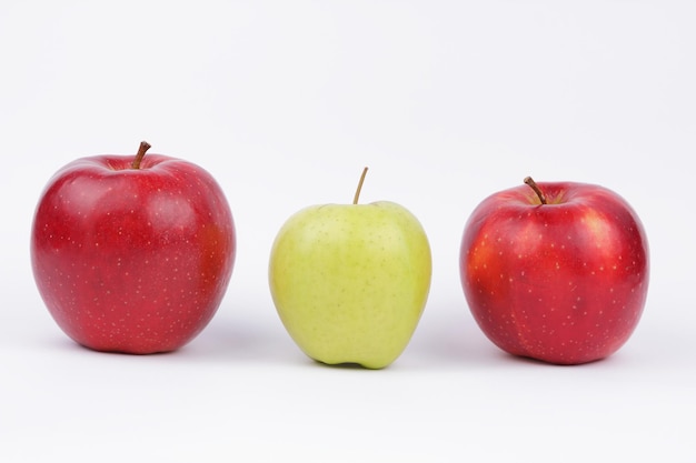 Saftige süße ganze grüne und rote Äpfel isoliert auf weißem Hintergrund Gesunde Ernährung-Konzept Nahaufnahme einer grünen Frucht