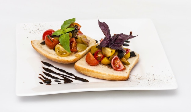 Saftige Tomaten auf frischem Brotpesto als Topping