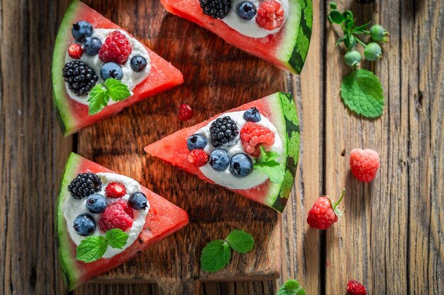 Saftige und gesunde Wassermelonenpizza mit Heidelbeeren, Himbeeren und Sahne