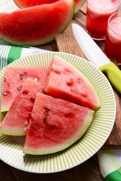 Saftige Wassermelone auf dem Tisch in der Nähe