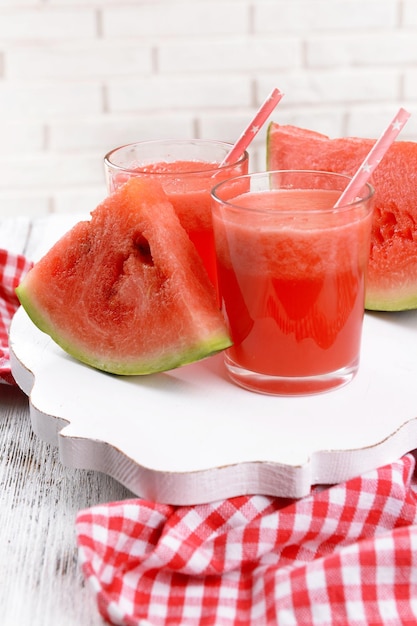 saftige Wassermelone auf einem Tisch vor einer Ziegelsteinmauer