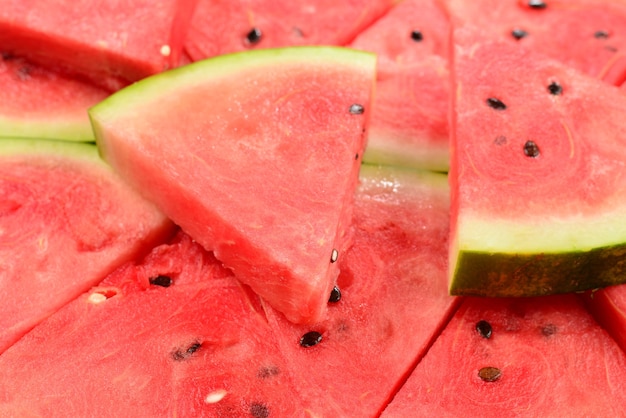 Saftige Wassermelone schneidet Hintergrund. Ansicht von oben.