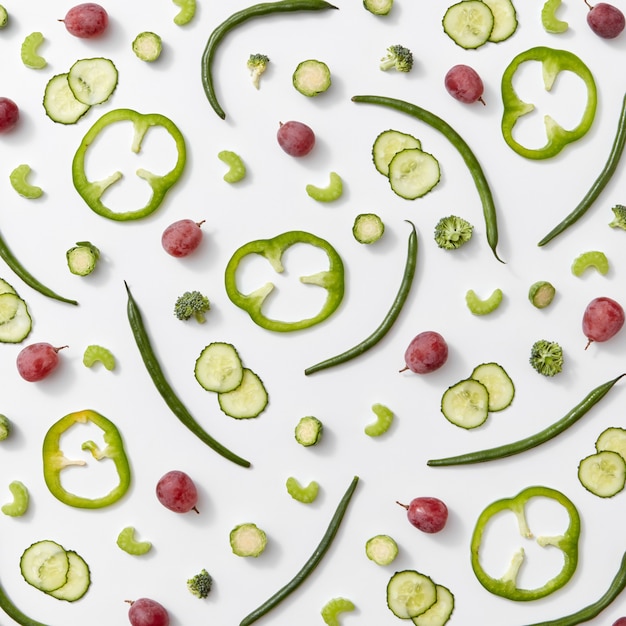 Saftiger Bio-Spargel, Traubenstücke von Gurke, Pfeffer und Kohl auf grauem Hintergrund. Muster Essen aus gesundem Gemüse für einen vegetarischen Salat. Flach liegen