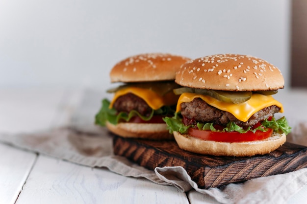 Saftiger Burger auf hellem Hintergrund