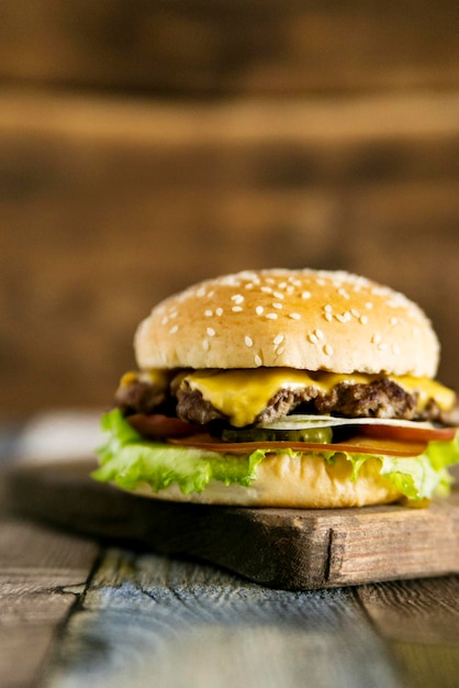 saftiger Burger auf Holzuntergrund