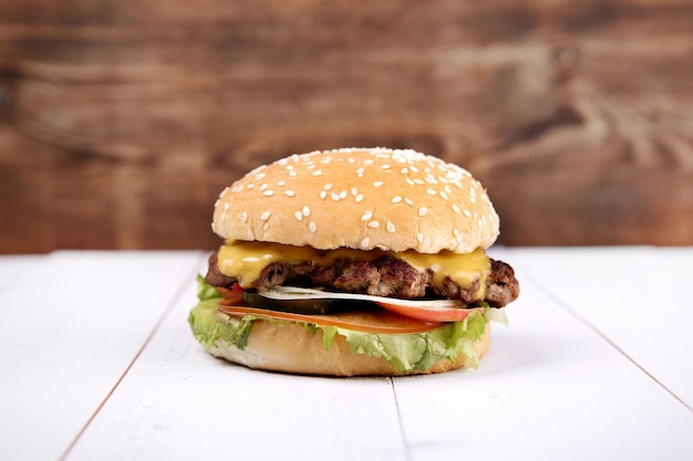 saftiger Burger auf Holzuntergrund