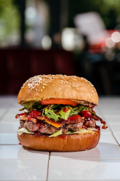 Saftiger Burger mit marmoriertem Rindfleischpatty Cheddar-Käse-Speck-Rucola-Salat-Preiselbeersauce