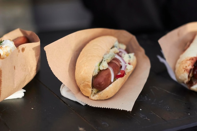 Saftiger Hot Dog mit Jagdwurst und Saucen Streetfood