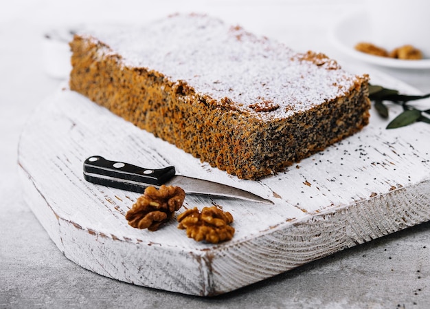 Saftiger Mohnkuchen mit Teetasse