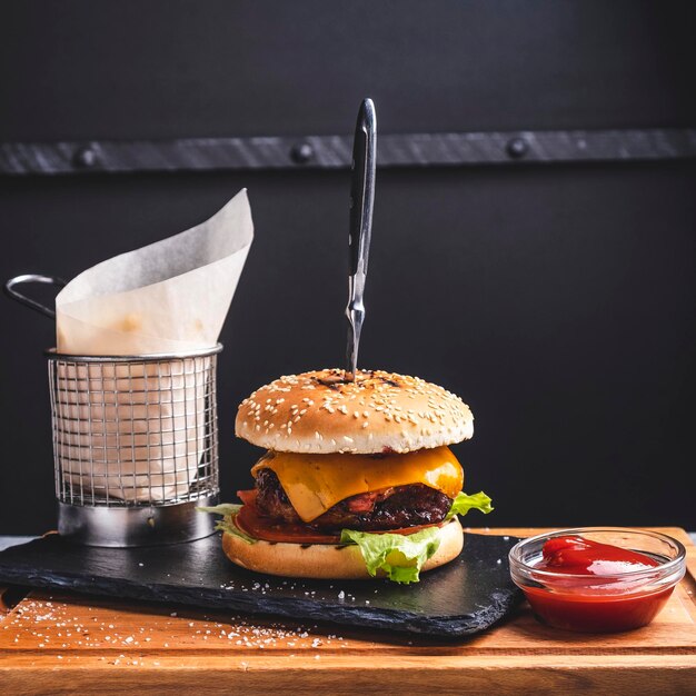 Saftiger Rindfleischburger mit Pommes Frites und Ketchup Fastfood