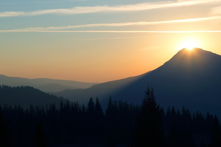 Foto saftiger sonnenaufgang auf einem berg