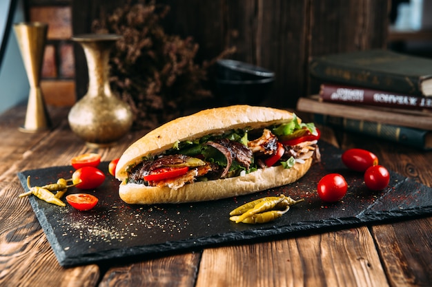 Saftiger türkischer Döner in einem Laib mit mariniertem Fleisch