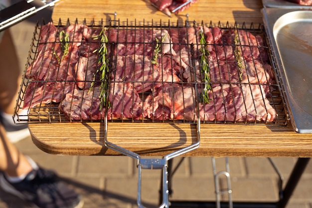 saftiges frisches fleisch in einem grillgrill