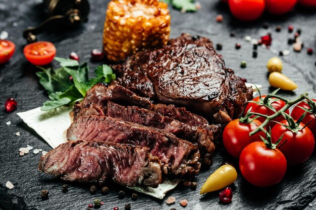 Foto saftiges leckeres steak medium rare mit gemüse gesundes mittag- oder abendessen