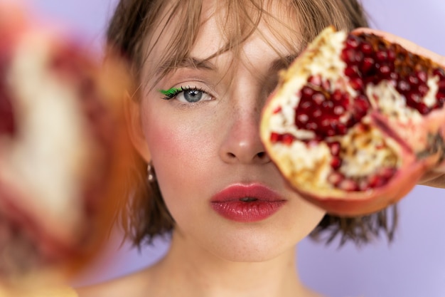 Foto saftiges porträt der jungen frau