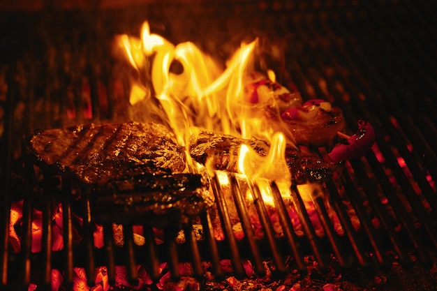 Saftiges Rindersteak in einer Grillflamme