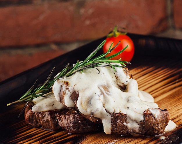 Saftiges Rindfleisch-Rippe-Auge-Steak mit Pilzsauce