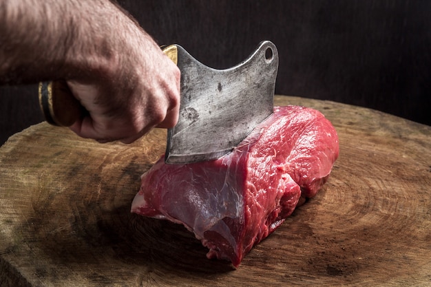 Saftiges rohes Rindersteak auf Holztisch