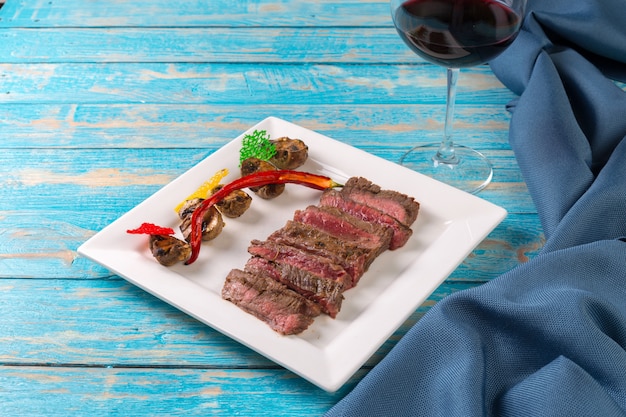 Saftiges Steak mittelrares Rindfleisch mit Gewürzen und gegrilltem Gemüse