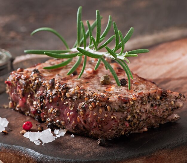 Saftiges Steak mittelrares Rindfleisch mit Gewürzen