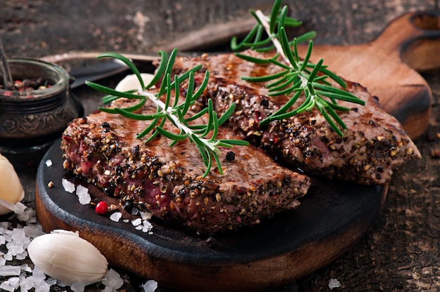 Saftiges Steak mittelrares Rindfleisch mit Gewürzen