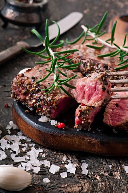 Saftiges Steak mittelrares Rindfleisch mit Gewürzen