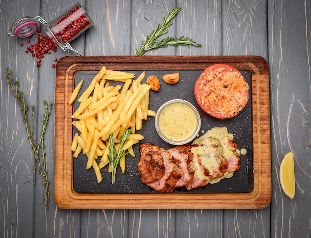 Saftiges Steak mittleres seltenes Rindfleisch mit Gewürzen und gegrilltem Gemüse