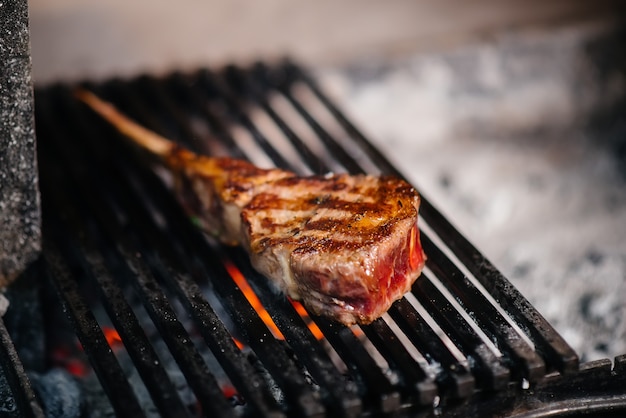 Saftiges Steak wird in einem Restaurant gegrillt