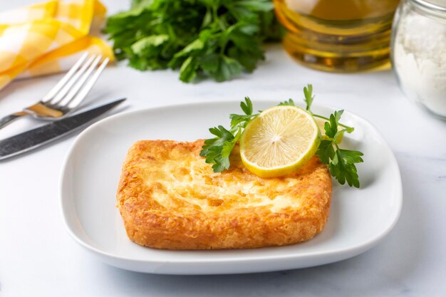 Saganaki é uma iguaria grega de queijo frito.