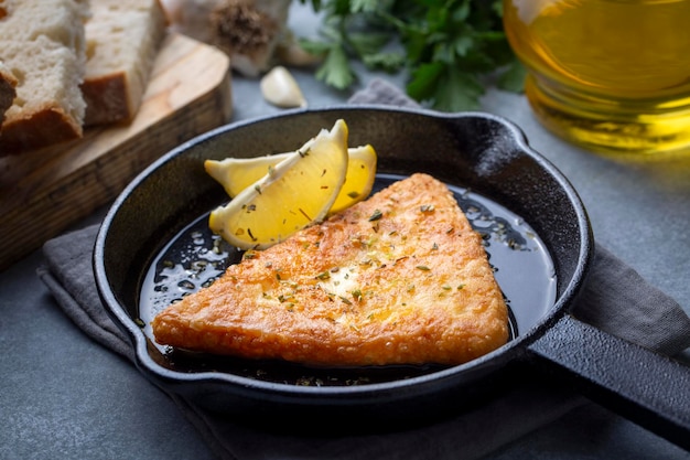 Saganaki es un manjar griego de queso frito.