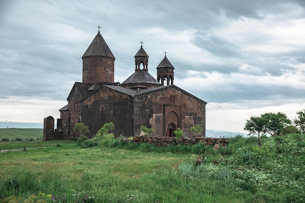 Sagmosavank Manastir en Armenia bajo el cielo backgroundxA