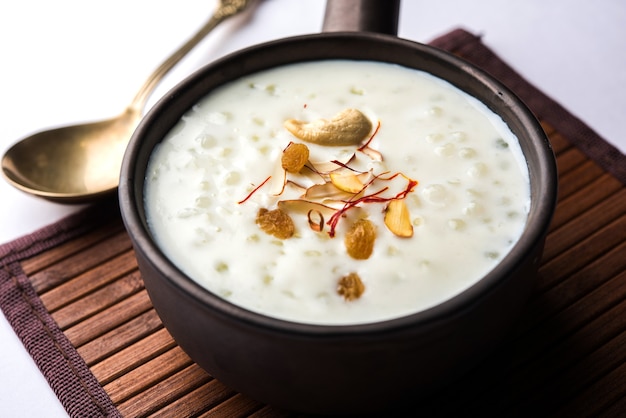 Sago Kheer ou Sabudana Khir é um alimento doce da Índia. Servido em tigela com colher. Foco seletivo