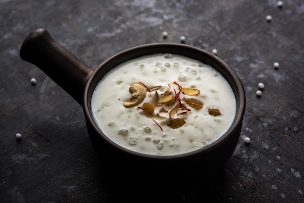 Sago Kheer ou Sabudana Khir é um alimento doce da Índia. Servido em tigela com colher. Foco seletivo