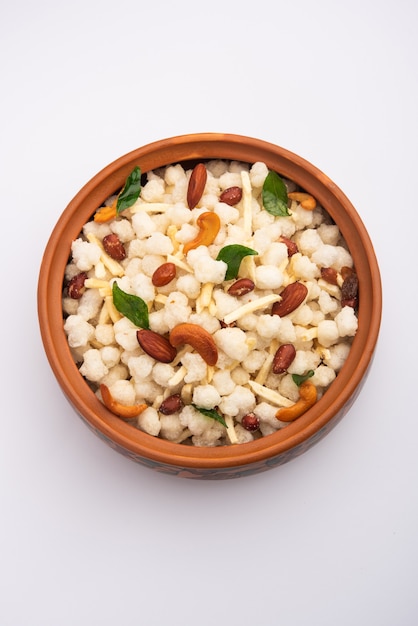 Sago ou sabudana Chivda é doce e picante Farsan frito para upwas ou dieta vrat ou comida de jejum, servido em uma tigela