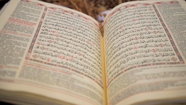 Un Sagrado Corán abierto versos detallados de primer plano