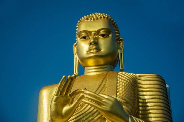 El sagrado templo dorado de Dambulla en Sri Lanka