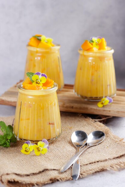 Sagu de manga Creme de sagu doce com leite de coco de manga e suco de manga enfeite com flores comestíveis