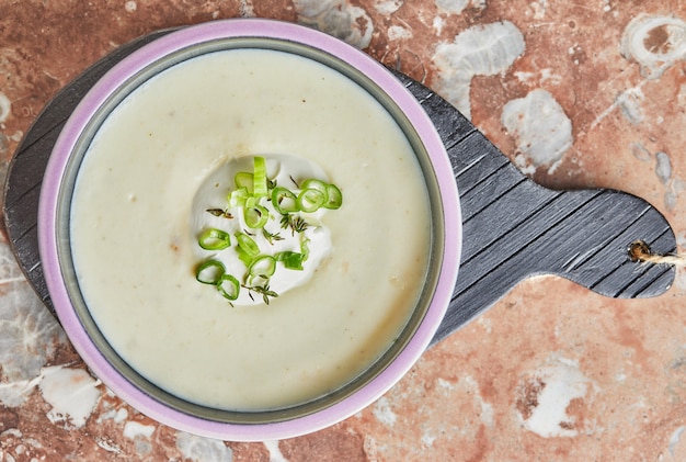 Sahne-Brokkoli-Suppe mit Frühlingszwiebeln und Sauerrahm. Gesundes Essen.