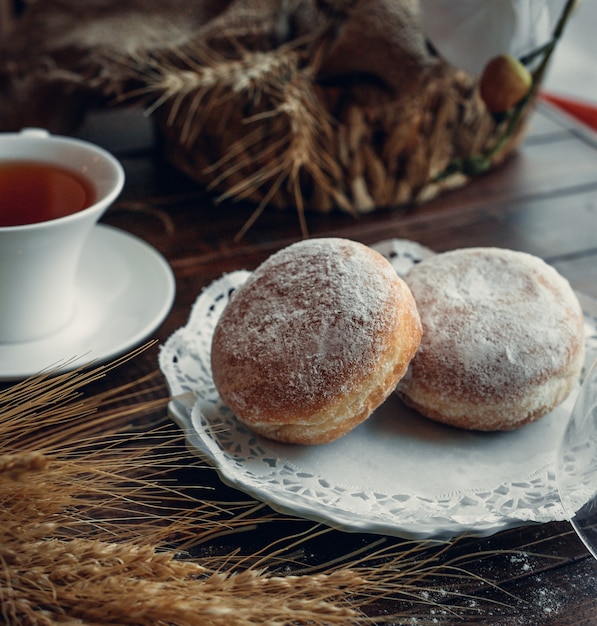 Sahne Donuts und Teetasse