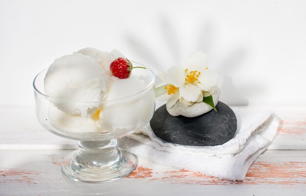 Sahneeis in einer Tasse Kühlendes Sommerdessert