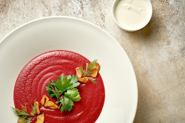 Sahnesuppe aus Rüben mit geräuchertem Knoblauch in einer Schüssel Nahaufnahme Selektiver Fokus In der Postproduktion hinzugefügtes Rauschen