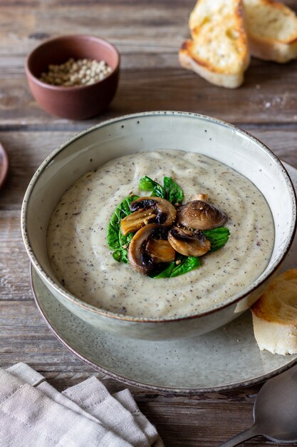 Sahnesuppe mit Pilzen und Spinat